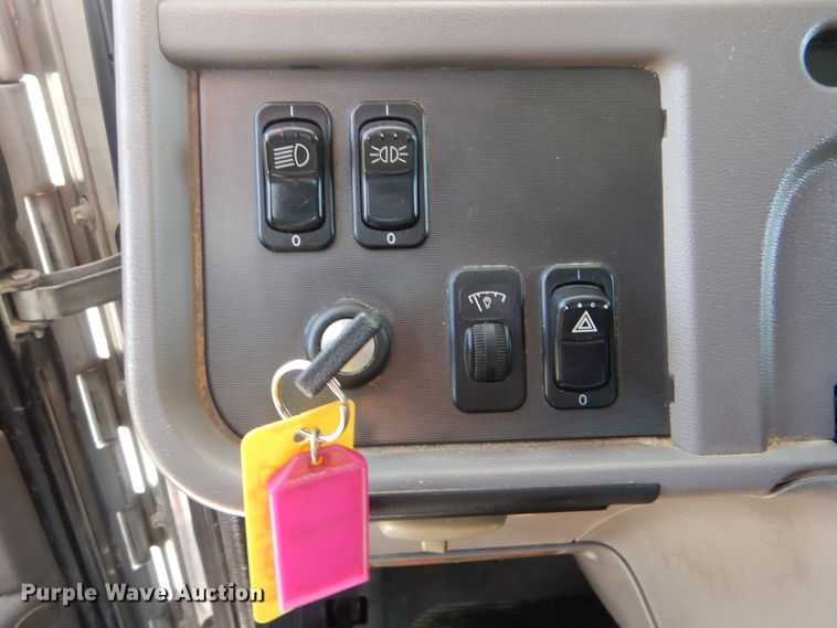 image for item GM9153 2009 Peterbilt 365  flatbed truck