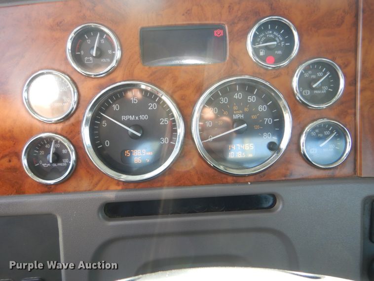 image for item GM9153 2009 Peterbilt 365  flatbed truck