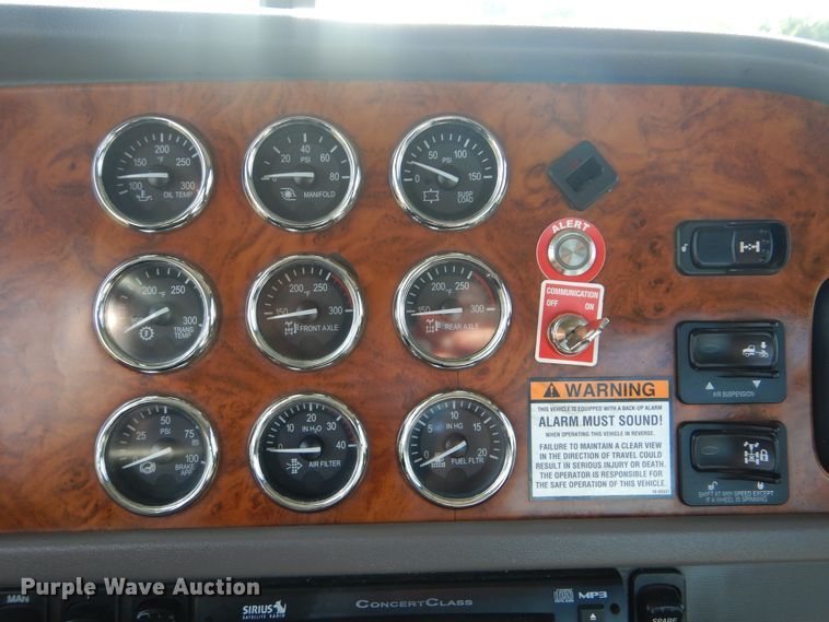 image for item GM9153 2009 Peterbilt 365  flatbed truck