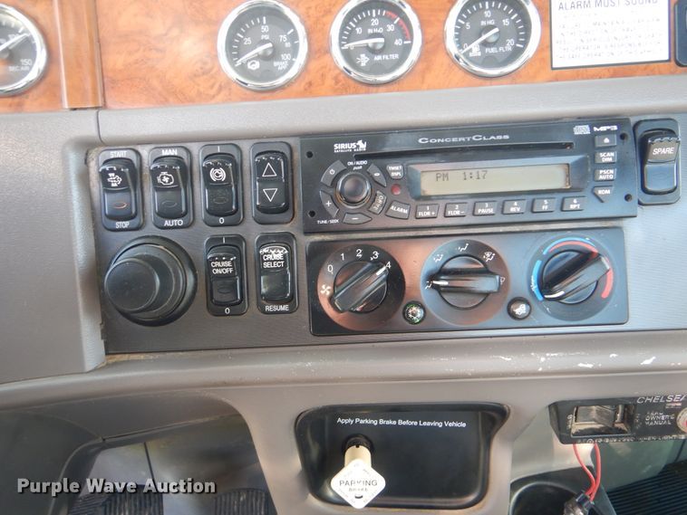 image for item GM9153 2009 Peterbilt 365  flatbed truck