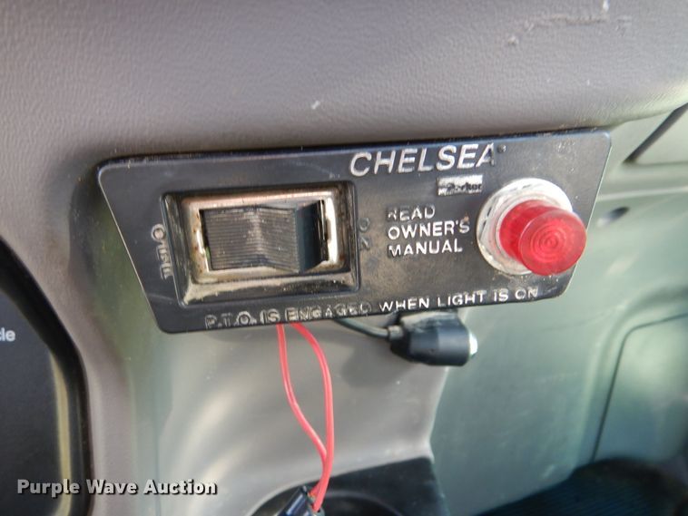 image for item GM9153 2009 Peterbilt 365  flatbed truck