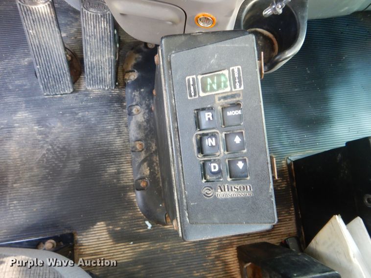 image for item GM9153 2009 Peterbilt 365  flatbed truck