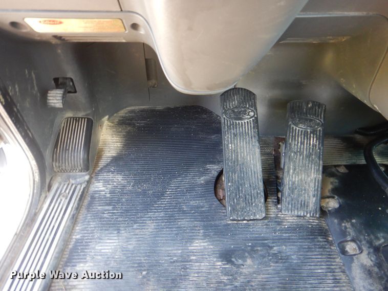 image for item GM9153 2009 Peterbilt 365  flatbed truck