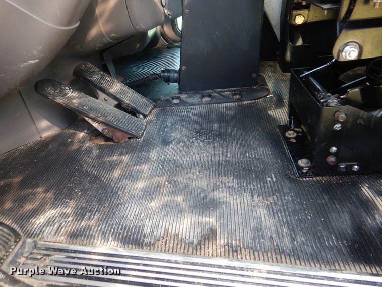 image for item GM9153 2009 Peterbilt 365  flatbed truck