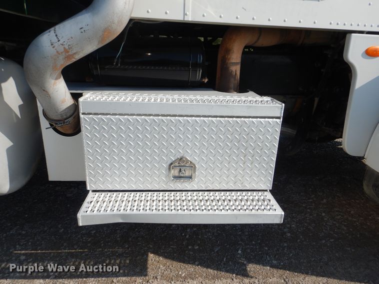 image for item GM9153 2009 Peterbilt 365  flatbed truck