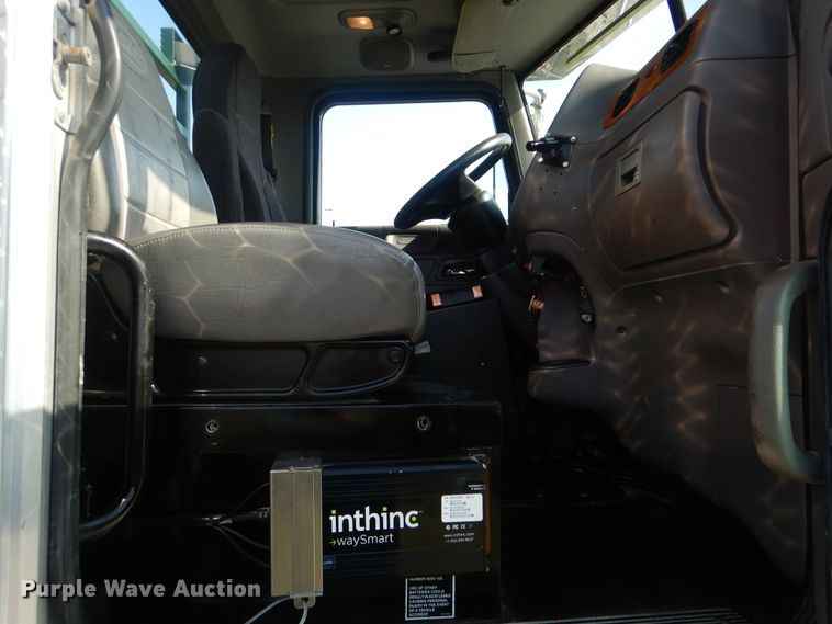 image for item GM9153 2009 Peterbilt 365  flatbed truck