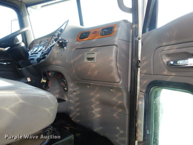 image for item GM9153 2009 Peterbilt 365  flatbed truck