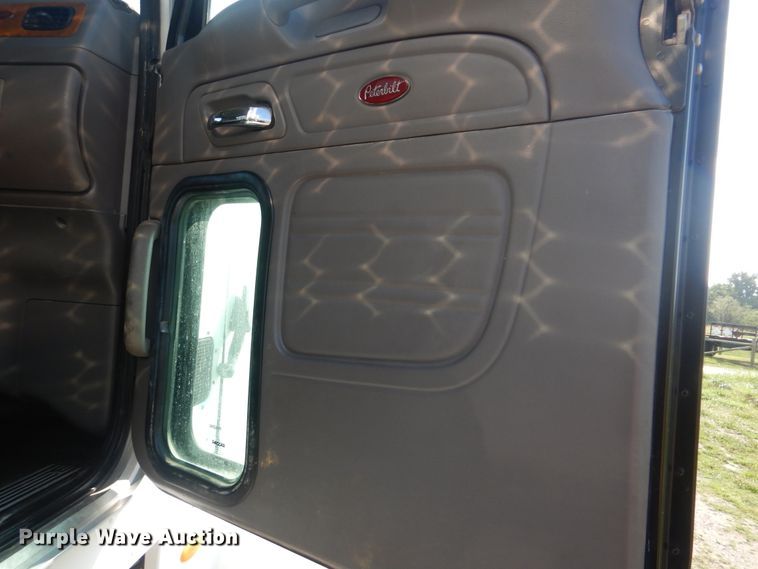 image for item GM9153 2009 Peterbilt 365  flatbed truck