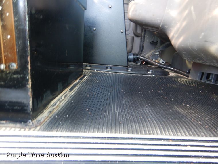 image for item GM9153 2009 Peterbilt 365  flatbed truck