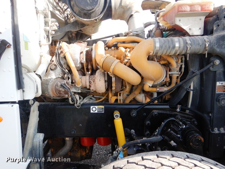 image for item GM9153 2009 Peterbilt 365  flatbed truck