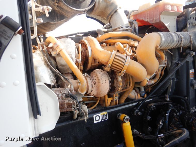 image for item GM9153 2009 Peterbilt 365  flatbed truck