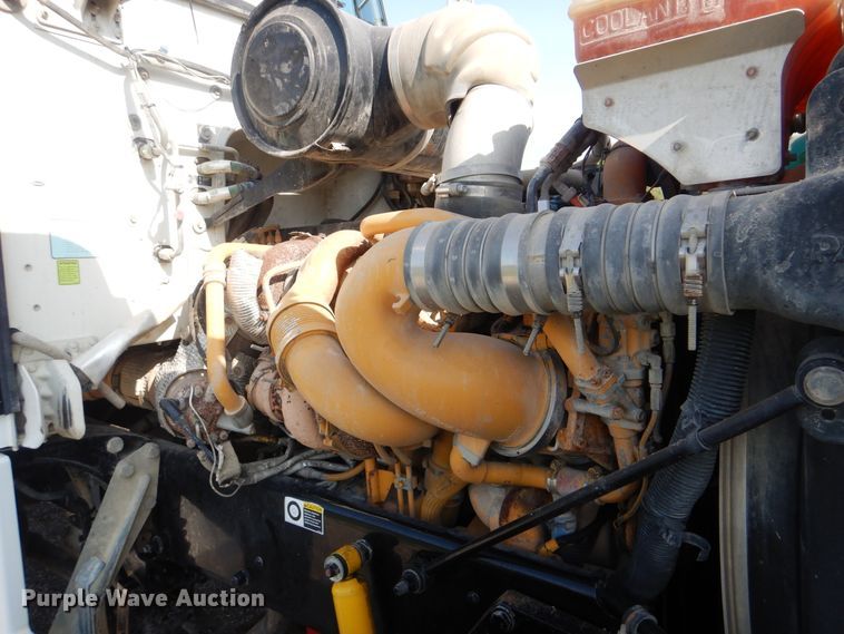 image for item GM9153 2009 Peterbilt 365  flatbed truck