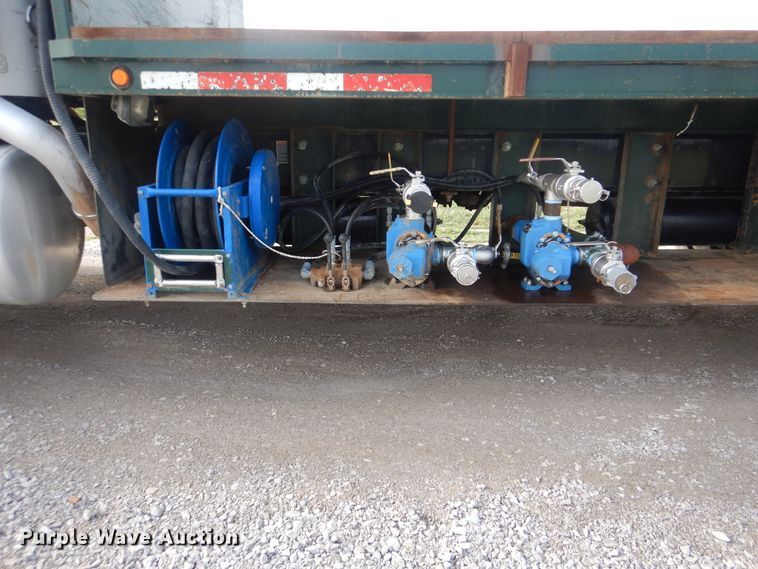 image for item GM9153 2009 Peterbilt 365  flatbed truck