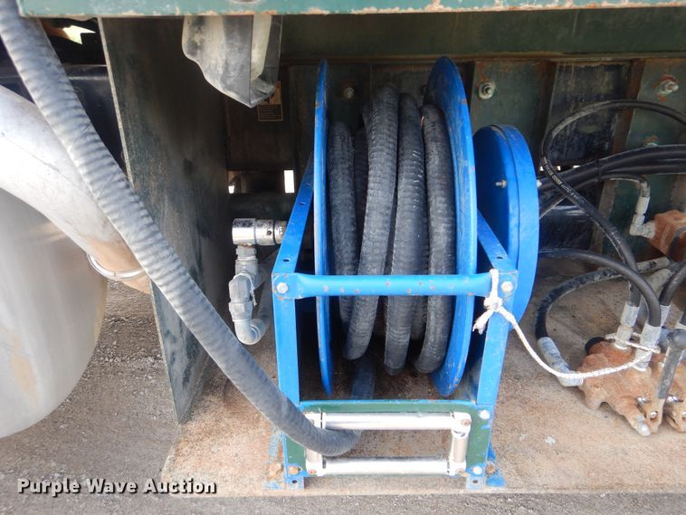 image for item GM9153 2009 Peterbilt 365  flatbed truck