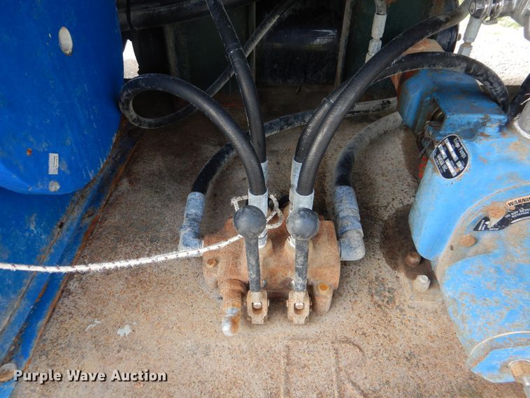 image for item GM9153 2009 Peterbilt 365  flatbed truck