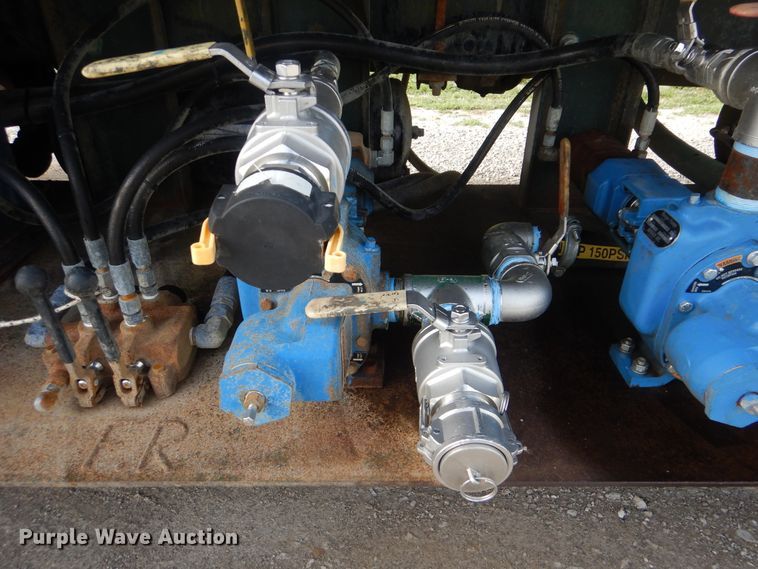 image for item GM9153 2009 Peterbilt 365  flatbed truck