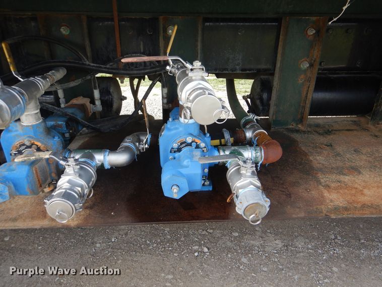 image for item GM9153 2009 Peterbilt 365  flatbed truck