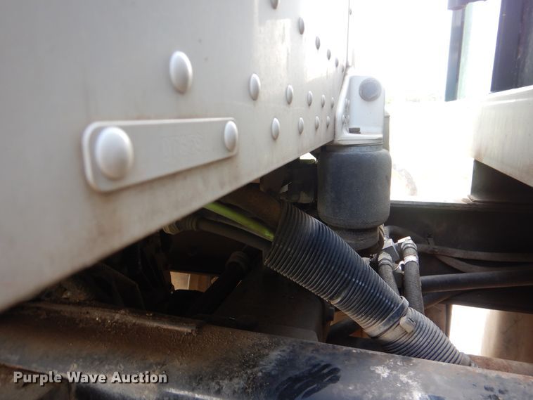 image for item GM9153 2009 Peterbilt 365  flatbed truck