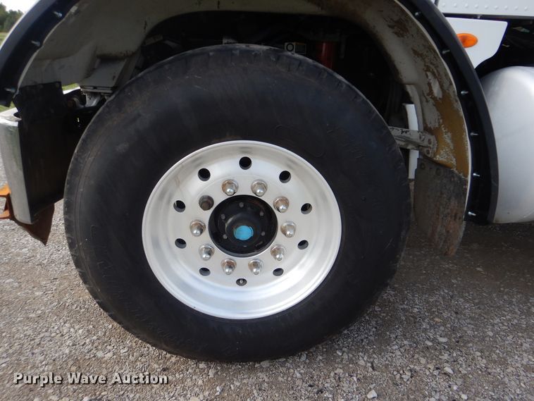 image for item GM9153 2009 Peterbilt 365  flatbed truck