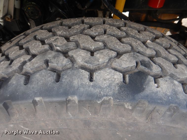 image for item GM9153 2009 Peterbilt 365  flatbed truck