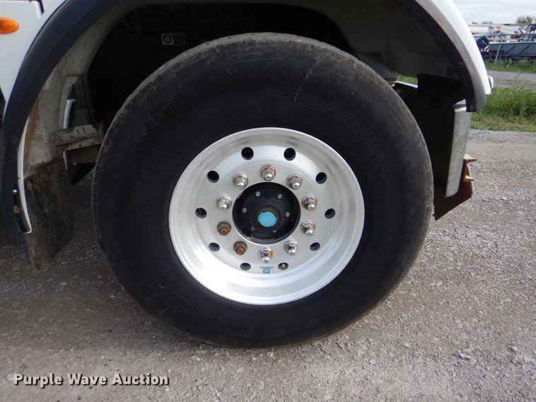 image for item GM9153 2009 Peterbilt 365  flatbed truck