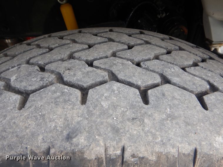 image for item GM9153 2009 Peterbilt 365  flatbed truck