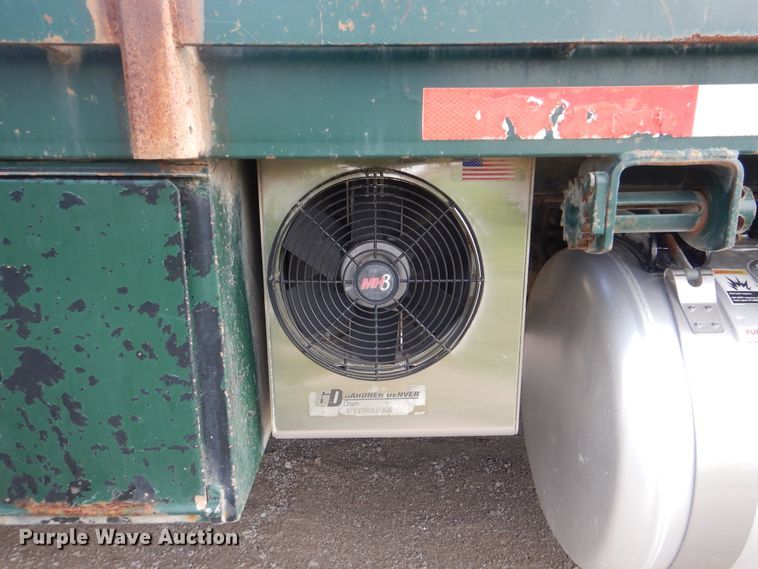 image for item GM9153 2009 Peterbilt 365  flatbed truck