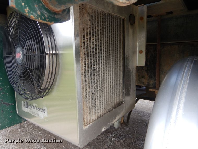 image for item GM9153 2009 Peterbilt 365  flatbed truck