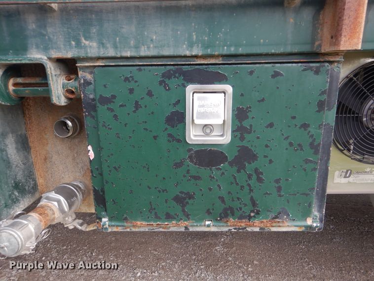 image for item GM9153 2009 Peterbilt 365  flatbed truck