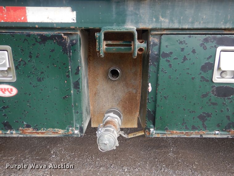 image for item GM9153 2009 Peterbilt 365  flatbed truck