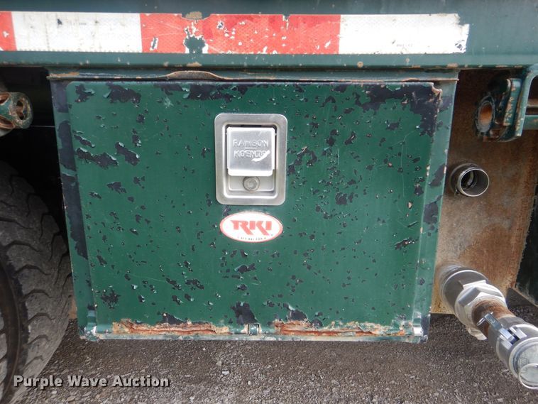 image for item GM9153 2009 Peterbilt 365  flatbed truck