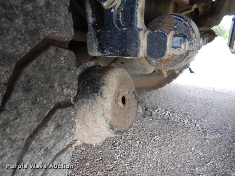 image for item GM9153 2009 Peterbilt 365  flatbed truck