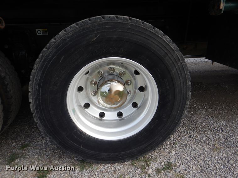 image for item GM9153 2009 Peterbilt 365  flatbed truck