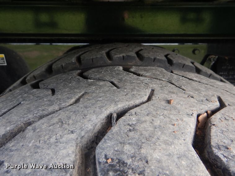 image for item GM9153 2009 Peterbilt 365  flatbed truck