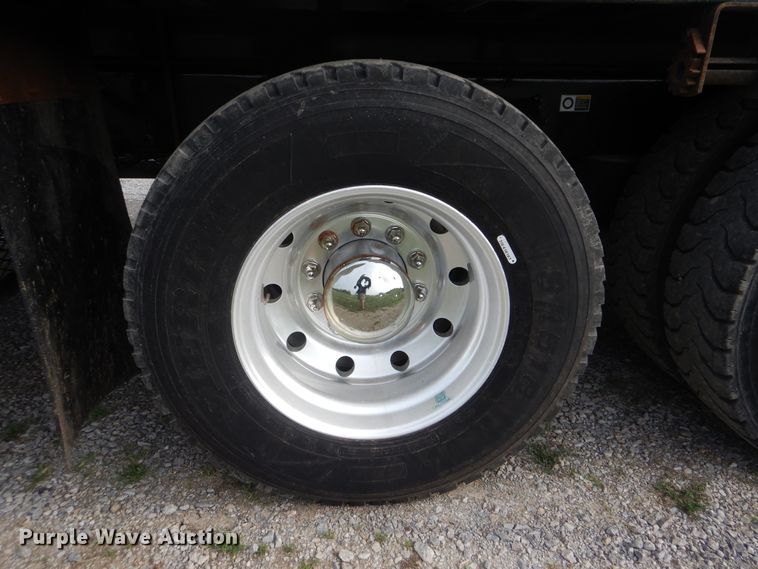 image for item GM9153 2009 Peterbilt 365  flatbed truck