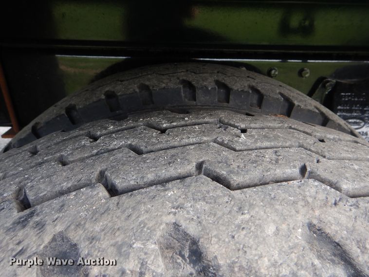 image for item GM9153 2009 Peterbilt 365  flatbed truck