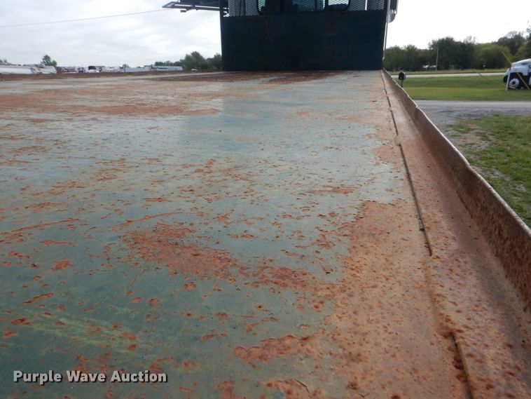 image for item GM9153 2009 Peterbilt 365  flatbed truck