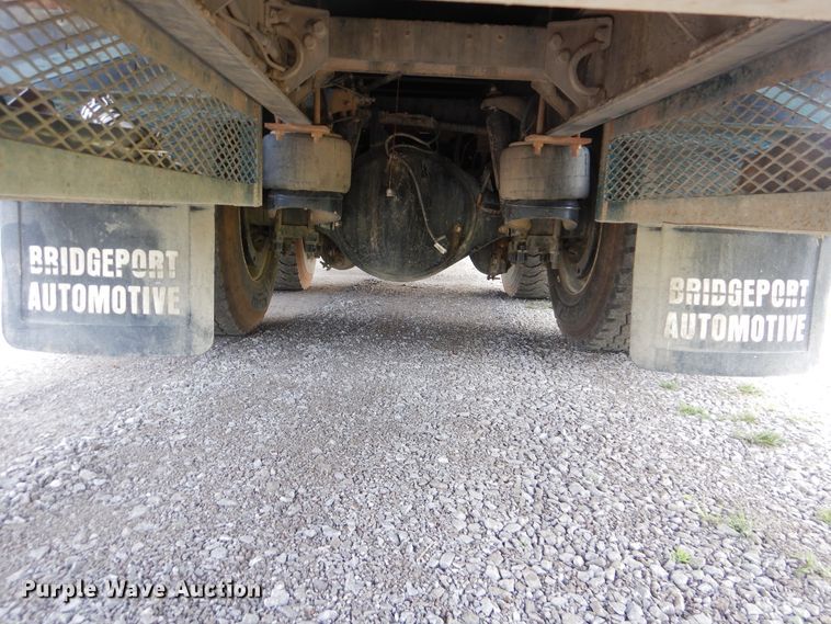 image for item GM9153 2009 Peterbilt 365  flatbed truck