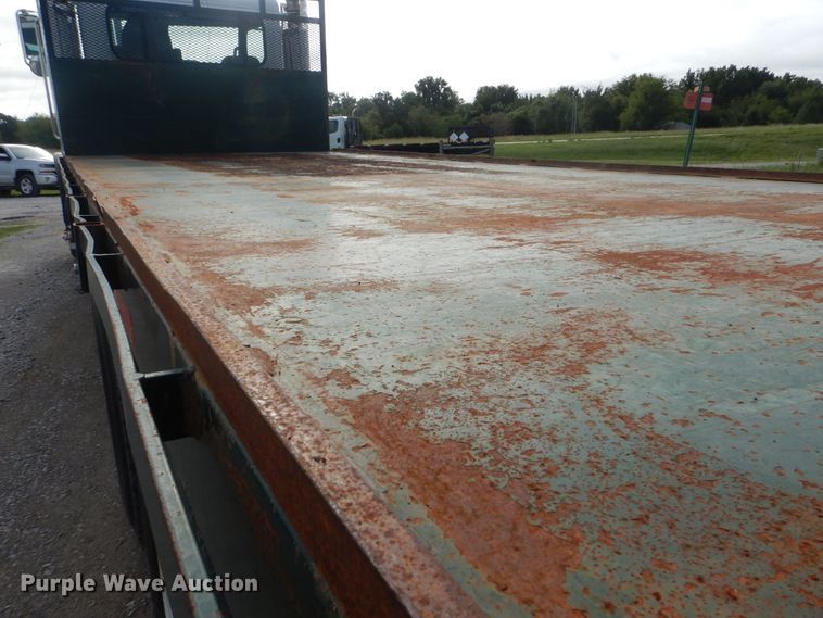 image for item GM9153 2009 Peterbilt 365  flatbed truck