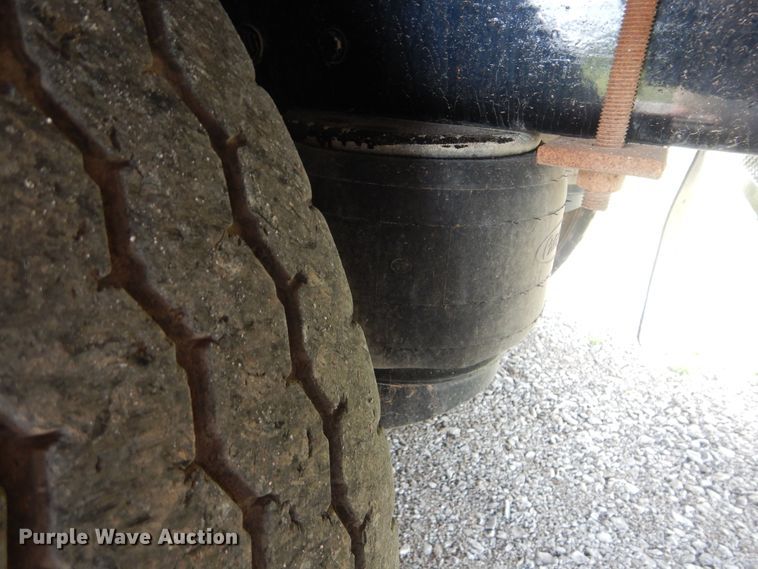 image for item GM9153 2009 Peterbilt 365  flatbed truck