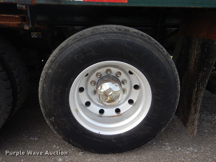 image for item GM9153 2009 Peterbilt 365  flatbed truck