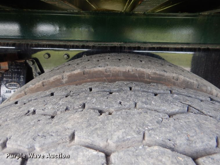 image for item GM9153 2009 Peterbilt 365  flatbed truck