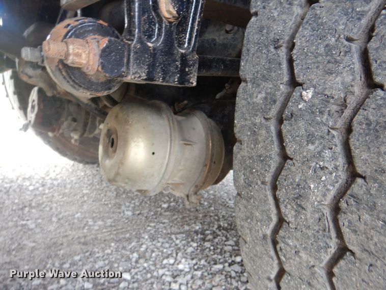 image for item GM9153 2009 Peterbilt 365  flatbed truck