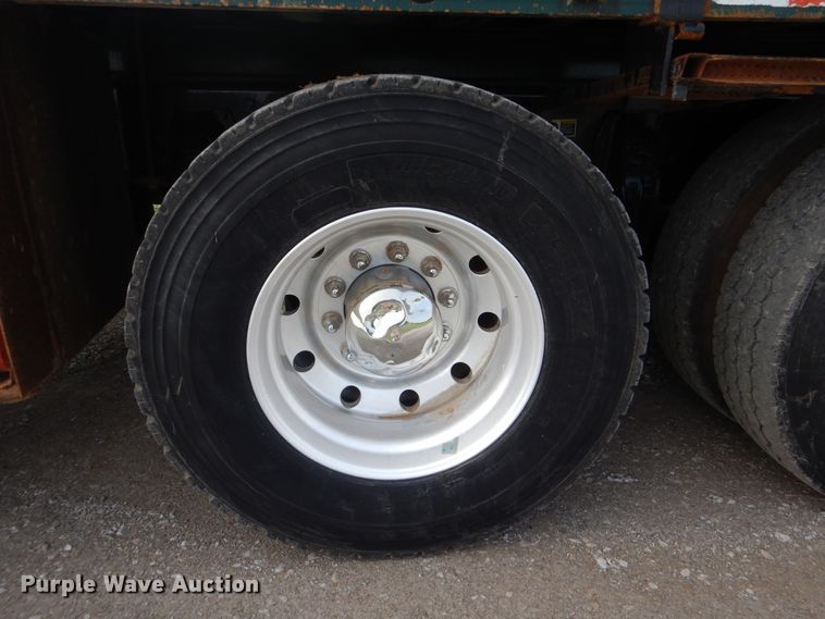 image for item GM9153 2009 Peterbilt 365  flatbed truck