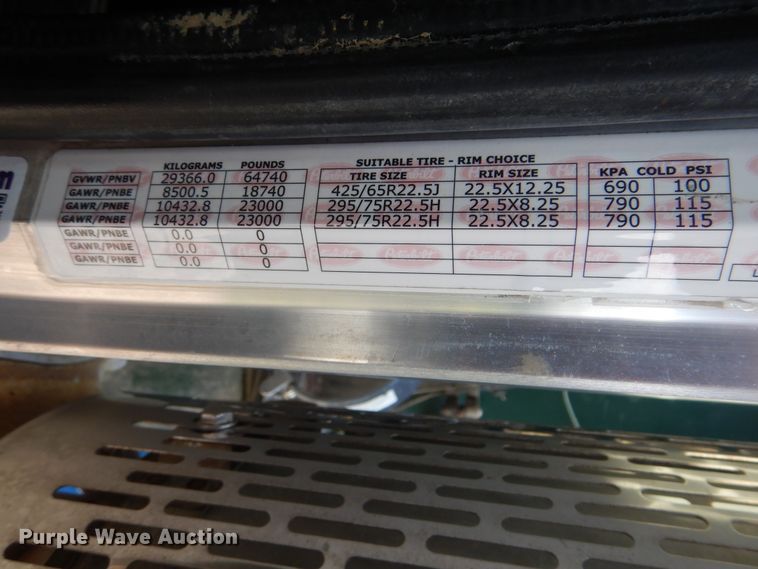 image for item GM9153 2009 Peterbilt 365  flatbed truck