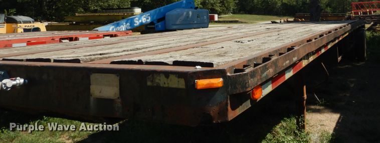 image for item GR9776 1986 Hobbs flatbed trailer