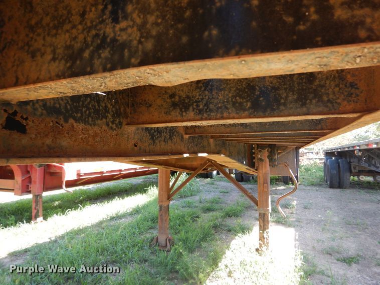 image for item GR9776 1986 Hobbs flatbed trailer