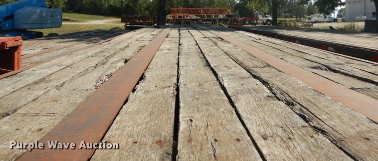 image for item GR9776 1986 Hobbs flatbed trailer