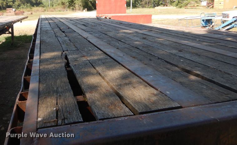 image for item GR9776 1986 Hobbs flatbed trailer