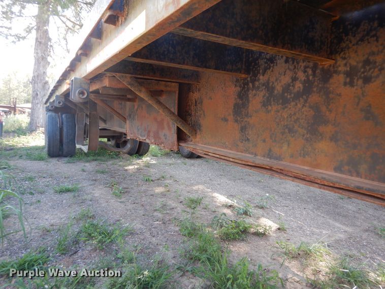 image for item GR9776 1986 Hobbs flatbed trailer